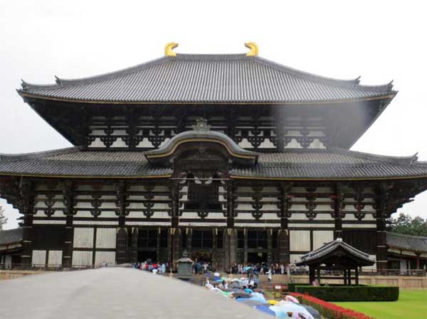 雨の中の東大寺