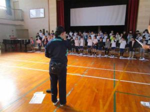 ４年生　学習発表会の練習 校務員の三井さんから手話を学びました。